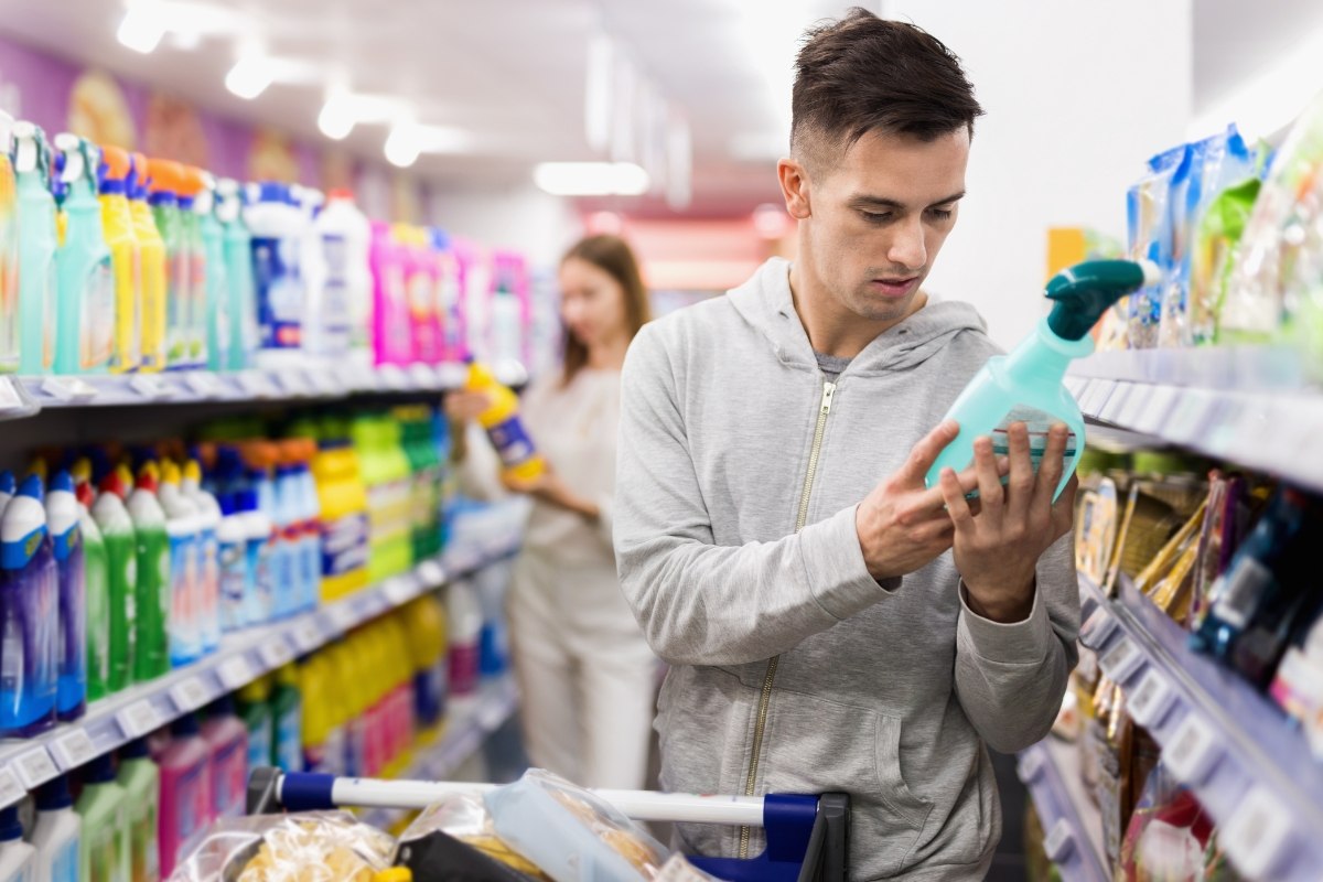 Mężczyzna z chemią gospodarczą
