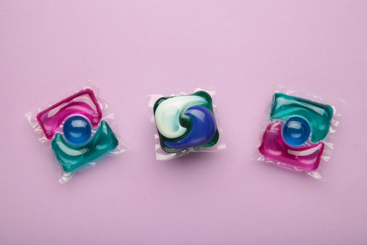 Kapsułki do prania Weiser Riesei i Ariel.